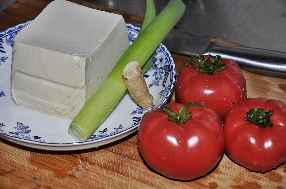 西红柿炖豆腐，特别家常！的做法 步骤1