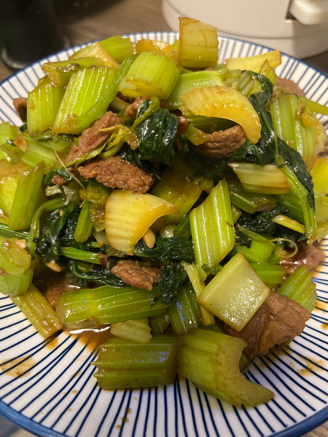 好吃到邻居敲门蹭饭的芹菜炒牛肉！