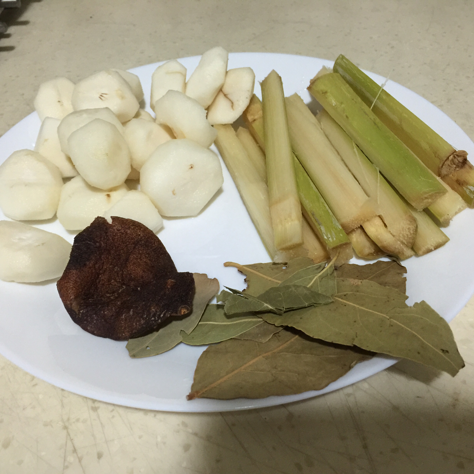 竹蔗马蹄羊肉煲