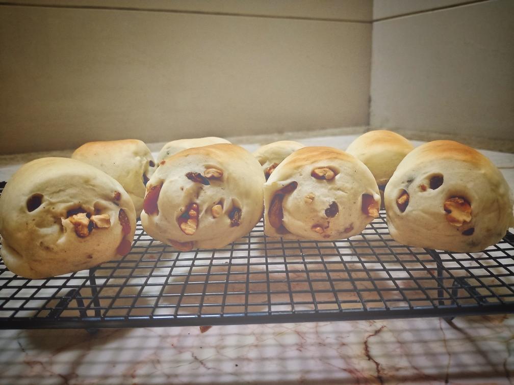 香喷喷的~果仁面包（消耗葡萄干跟核桃的好方法）