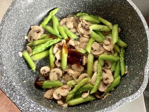芦笋炒口菇，美味又健康的做法 步骤7