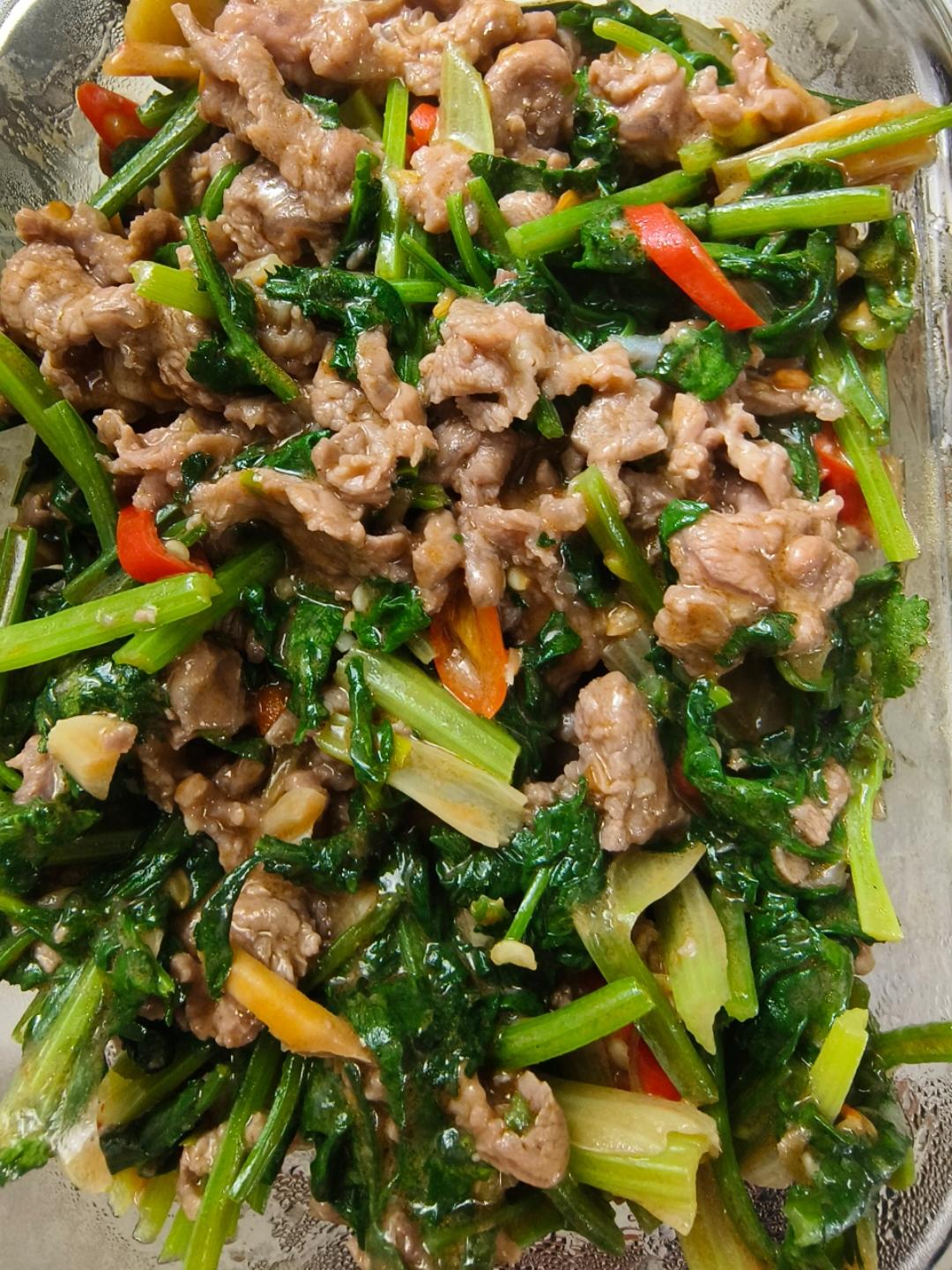 香菜炒牛肉，香辣下饭，爱吃香菜的朋友看过来，拌饭绝了