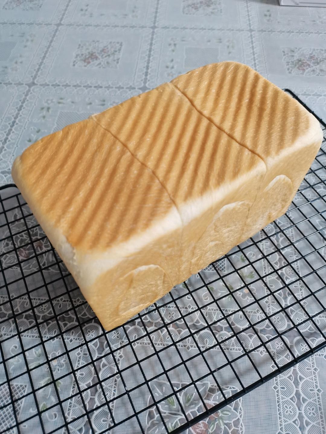 吐司方包，女儿说和来自台湾的爸爸糖一样好看好吃。零失败（是指我个人制作没有失败过）。