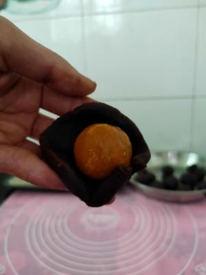蛋挞皮制作的蛋黄酥的做法 步骤2