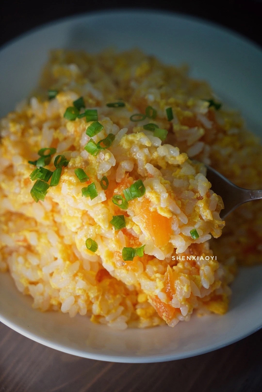 米饭煮多了怎么办？教你5分钟搞定想要舔盘子的番茄鸡蛋烩饭的做法