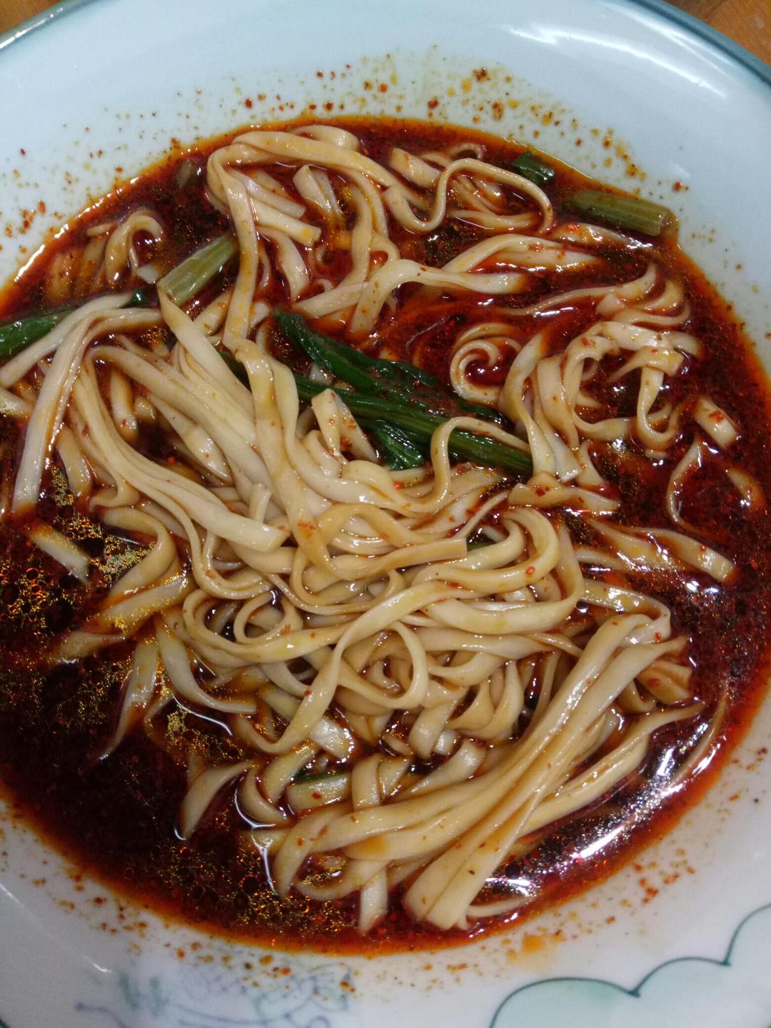 无语凝噎泪先流做的麻辣小面/酸辣面