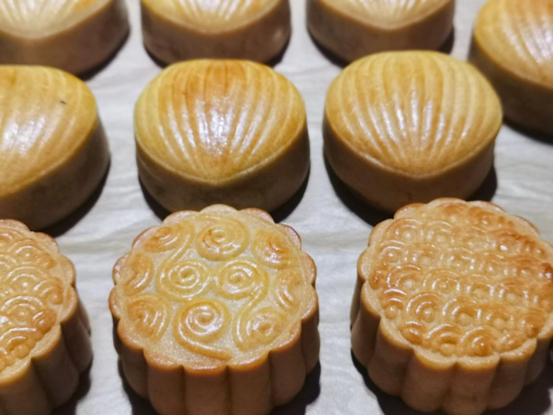 饼店老师傅的传统广式莲蓉蛋黄月饼