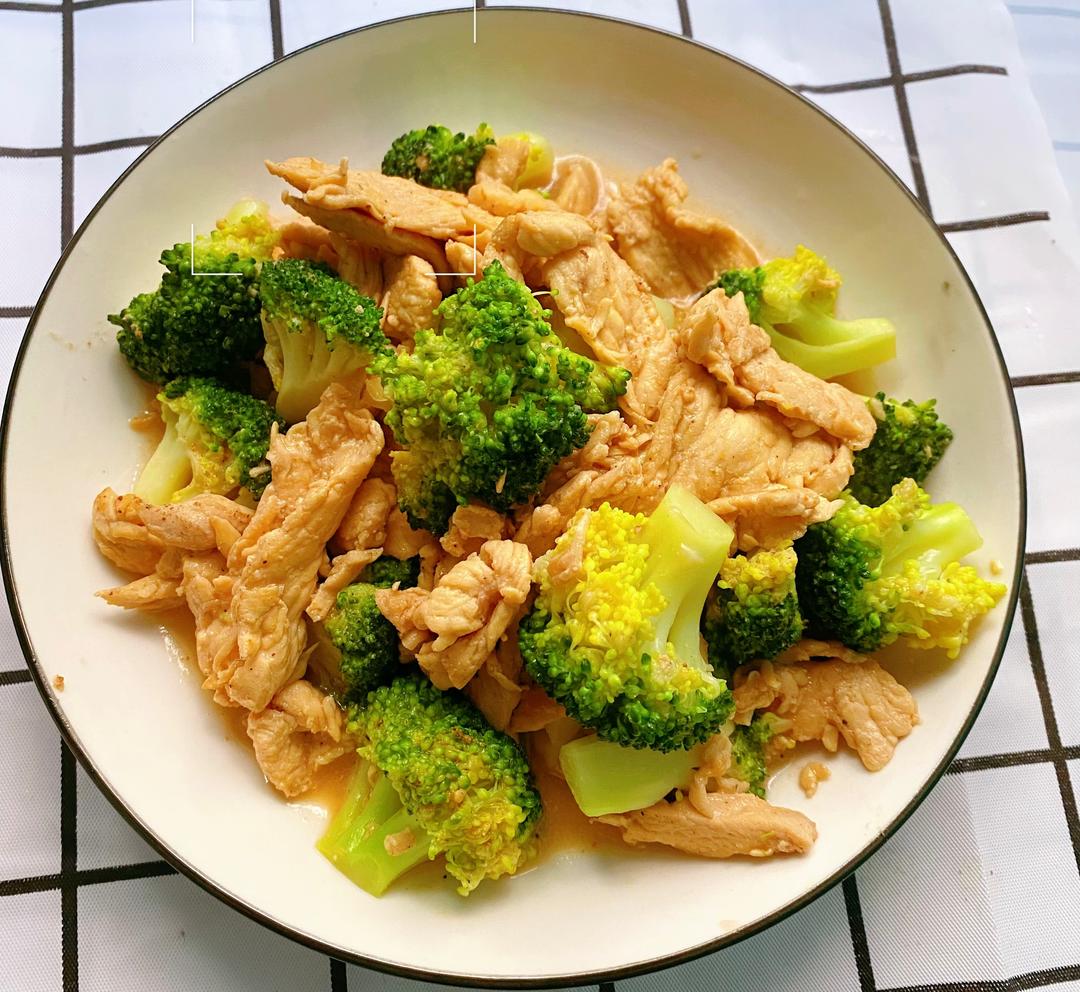 减脂0⃣️难度鸡胸肉炒西兰花🥦的做法