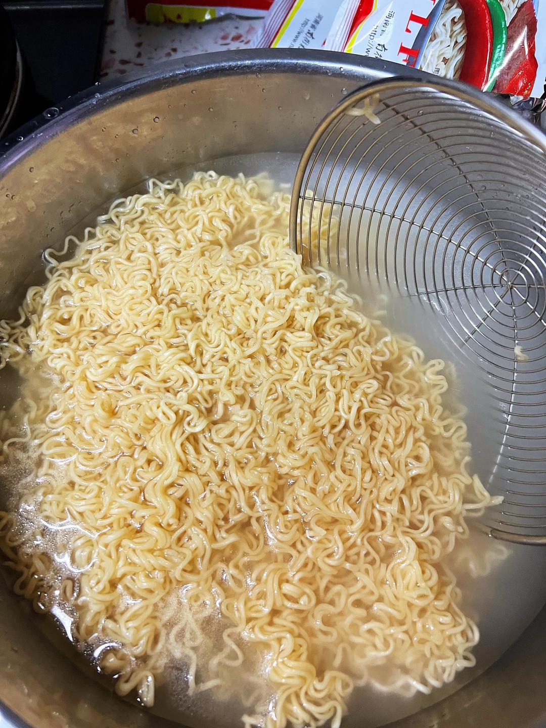 美味营养炒方便面的做法 步骤5