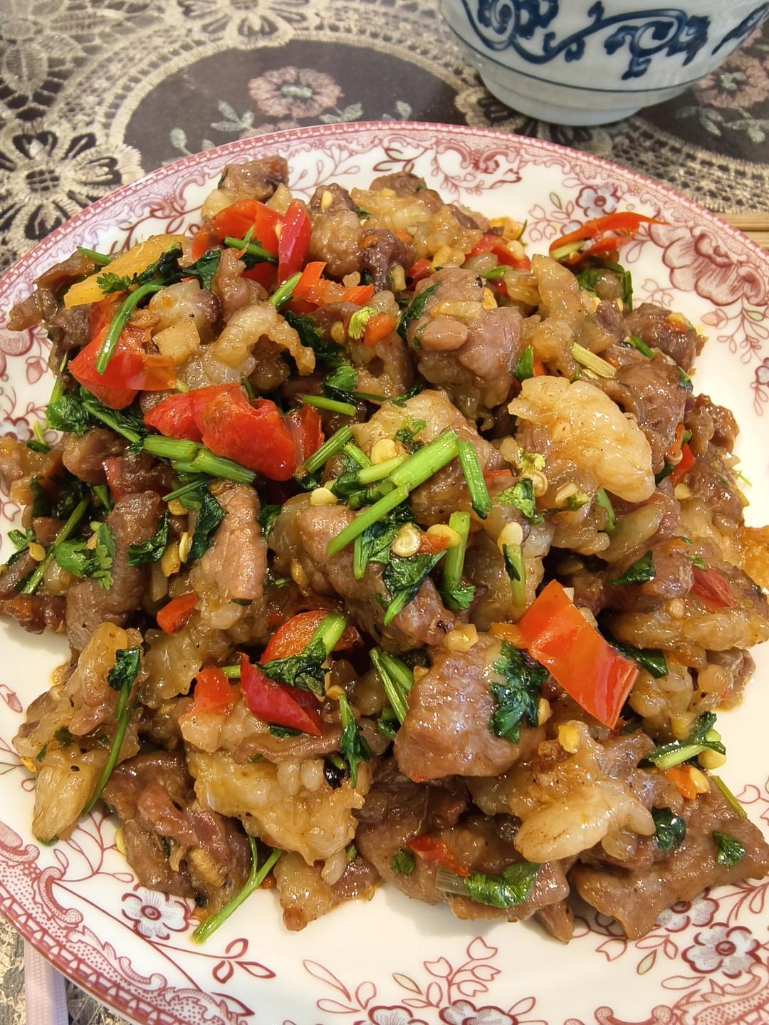 香菜炒牛肉，香辣下饭，爱吃香菜的朋友看过来，拌饭绝了