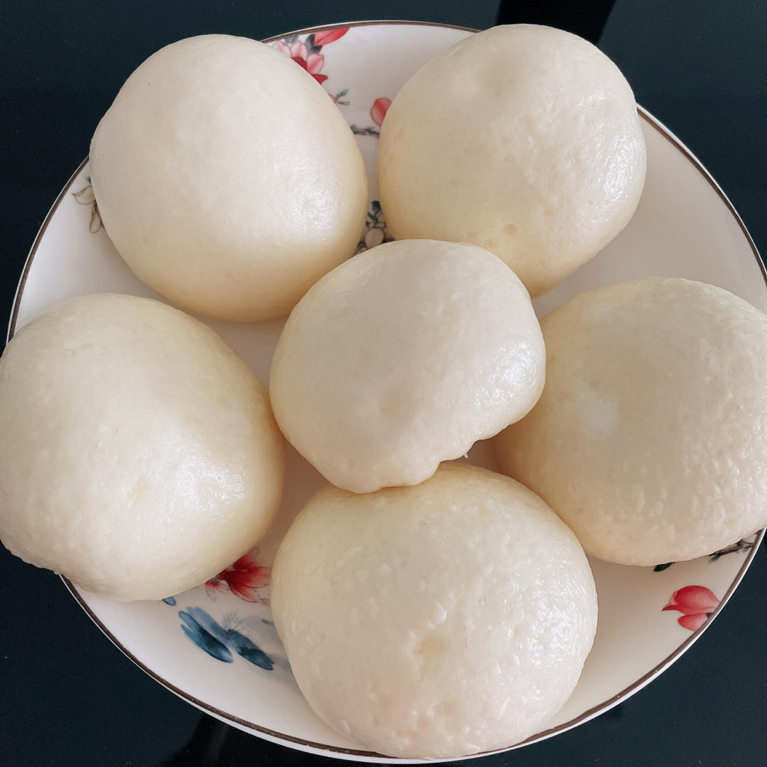 做豆沙包只需一次发酵，牢住3点，蒸熟的包子表皮光滑，又白又大