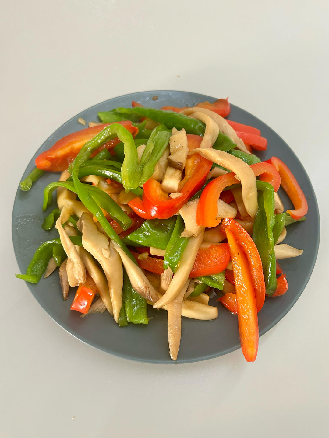 彩椒炒菇类-吃起来像肉的素菜