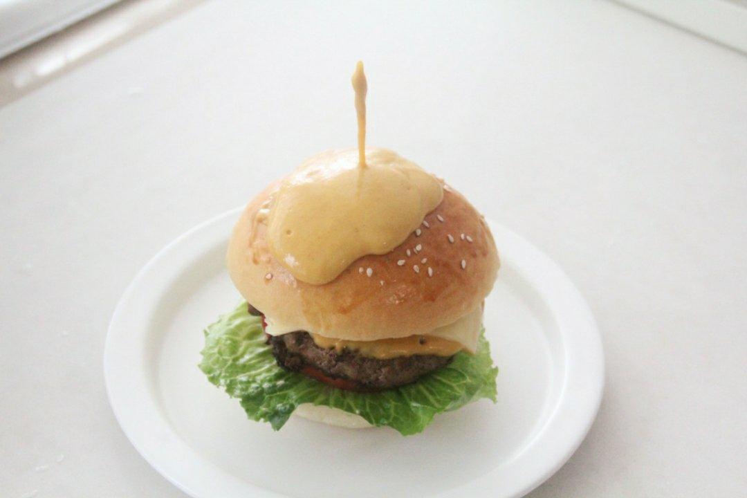 正宗的麦当劳双吉牛肉汉堡