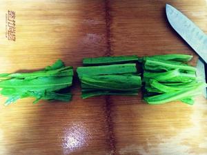 千岛酱生蘸油麦菜（油麦菜新吃法）
这道菜取名茎叶思的做法 步骤2