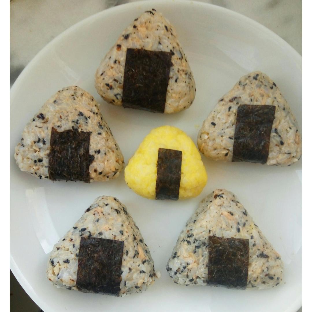 金枪鱼芝麻手捏饭团