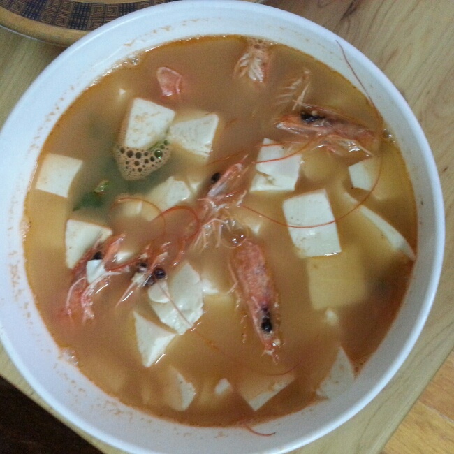 丑丑同学做的虾头豆腐汤