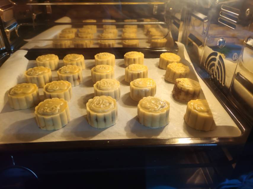 广式月饼—蛋黄莲蓉月饼