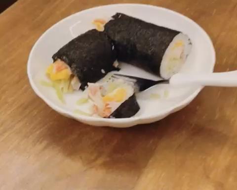 教你怎样做即敲好次又简单的寿司套餐🍣！套餐样式：寿司➕腌白萝卜，如果只要做寿司的腌白萝卜的步骤也可以去掉。