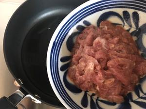 韭黄豆干炒肉丝的做法 步骤7