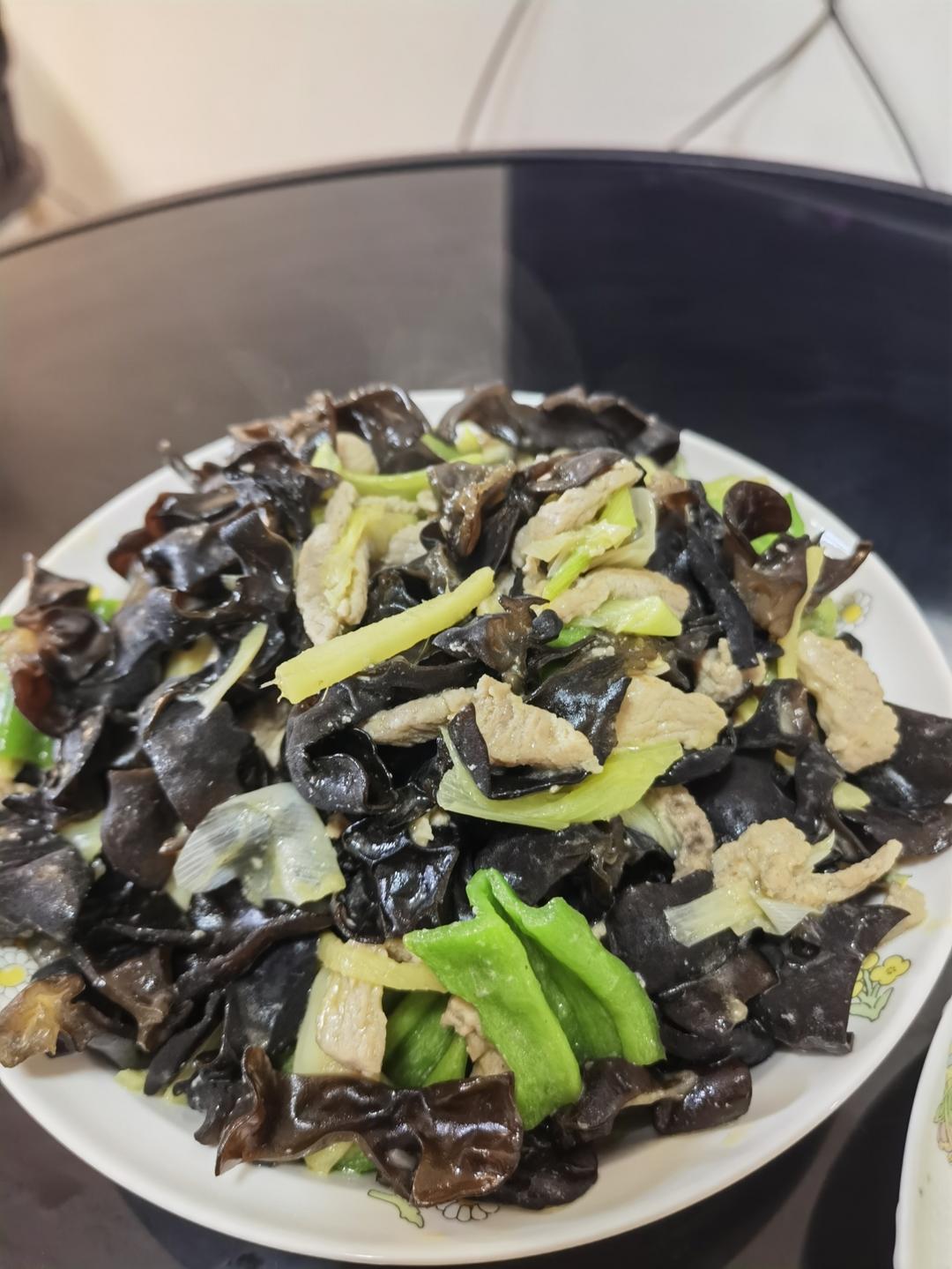 超下饭的木耳大葱炒肉