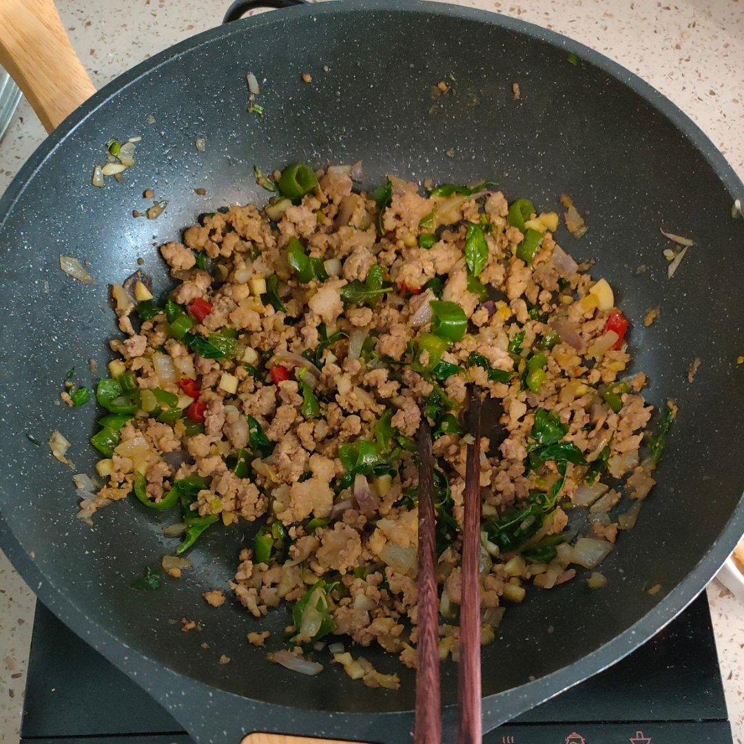 【美味的广场】好吃到刮碗底的泰式菠菜炒猪肉盖饭BY白种元 태국시 시금치고기 텊밤