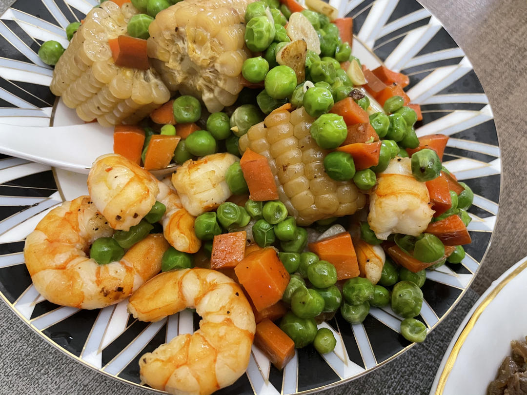青豆，胡萝卜，玉米炒虾仁。