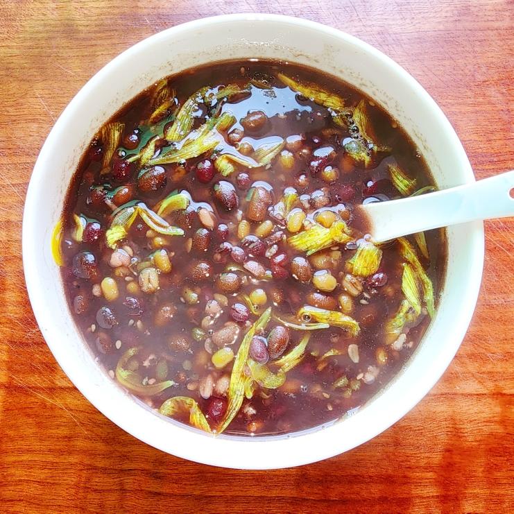 红绿黑豆杂粮藜麦菊花粥