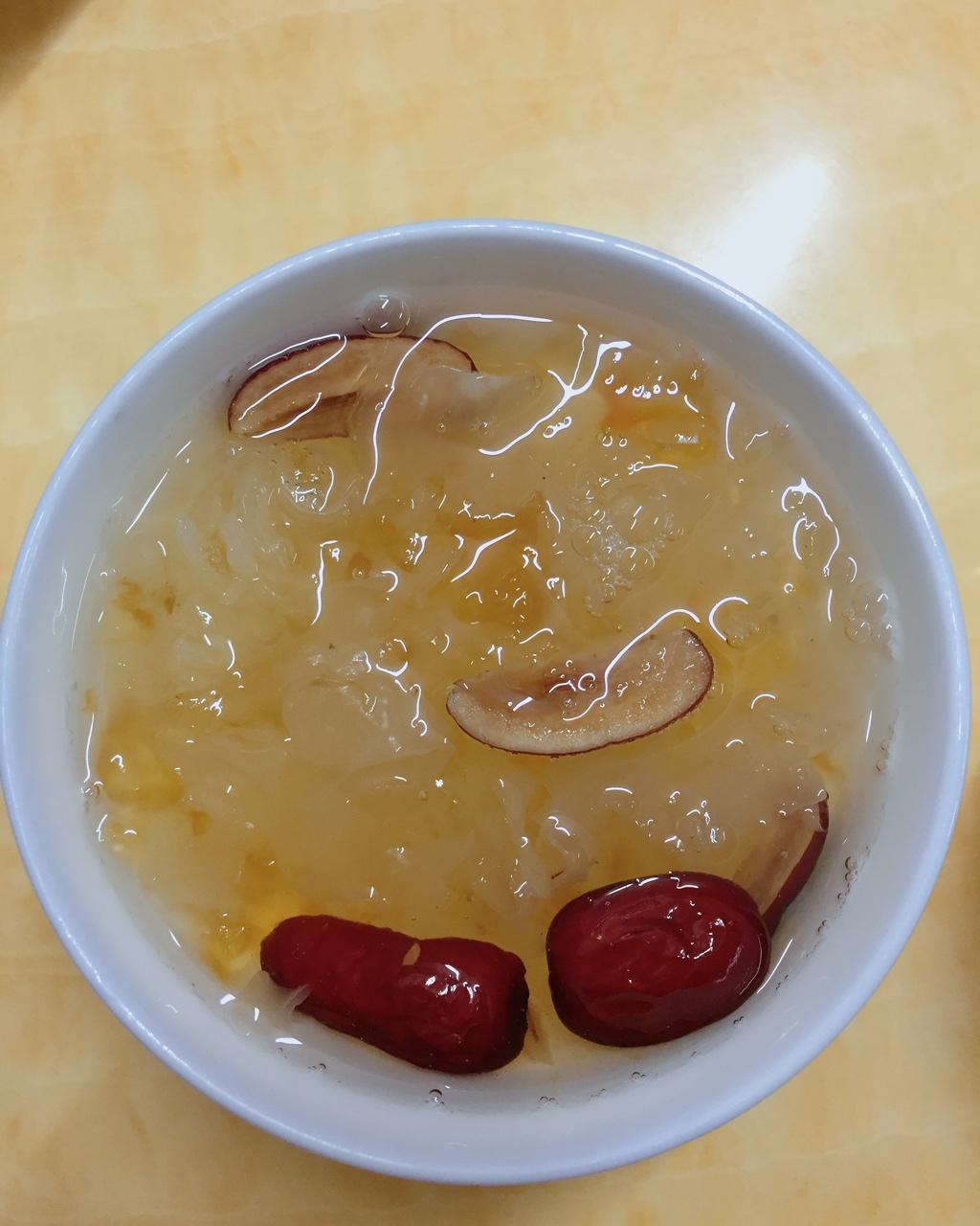 美容润肤 益气补血《桃胶皂角米百合银耳红枣羹》