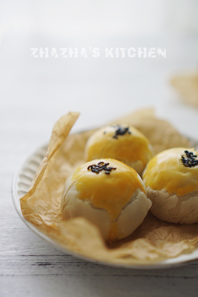 蛋黄酥 Danhuangsu