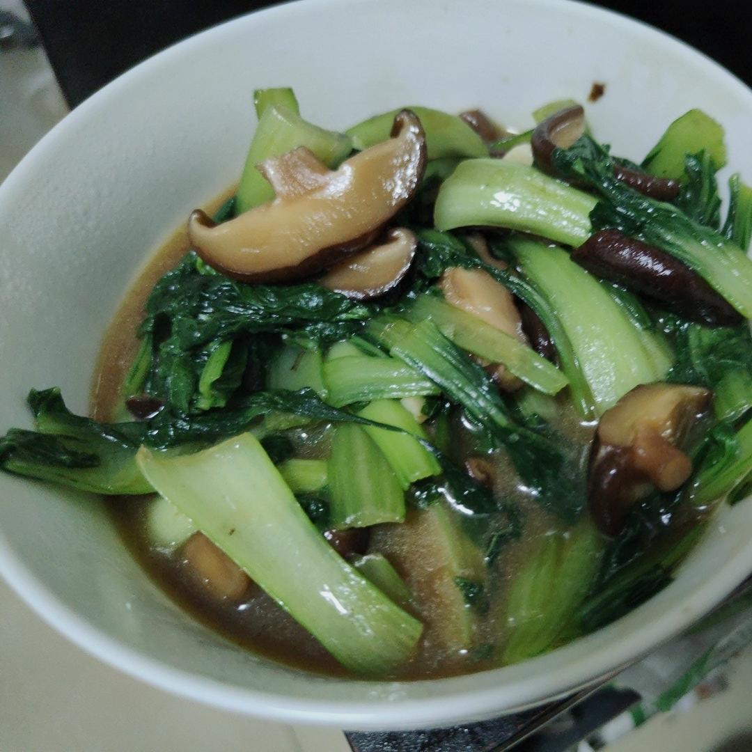 超级萌的香菇炒青菜仔