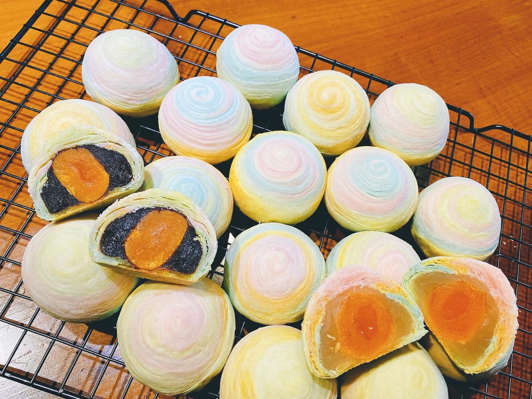 梦幻彩虹蛋黄酥🌈的做法