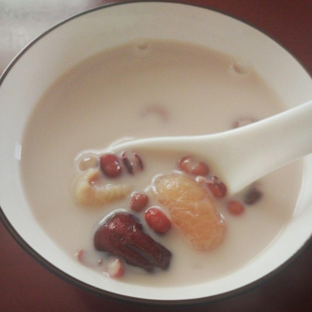 红枣红豆薏仁牛奶粥