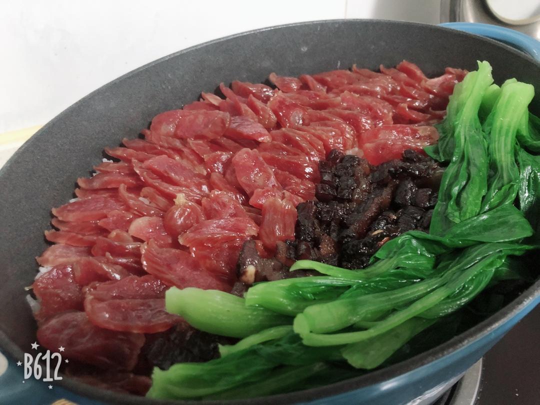 广式腊味煲仔饭