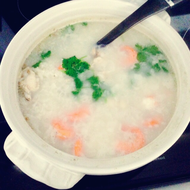 简单鲜虾砂锅粥