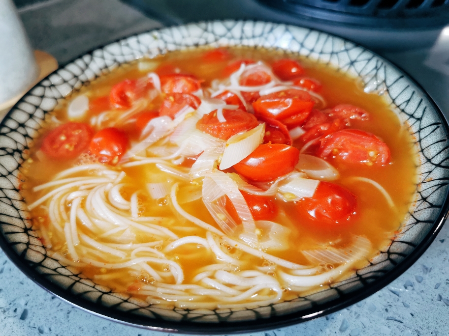 满满小番茄汤之素面的做法