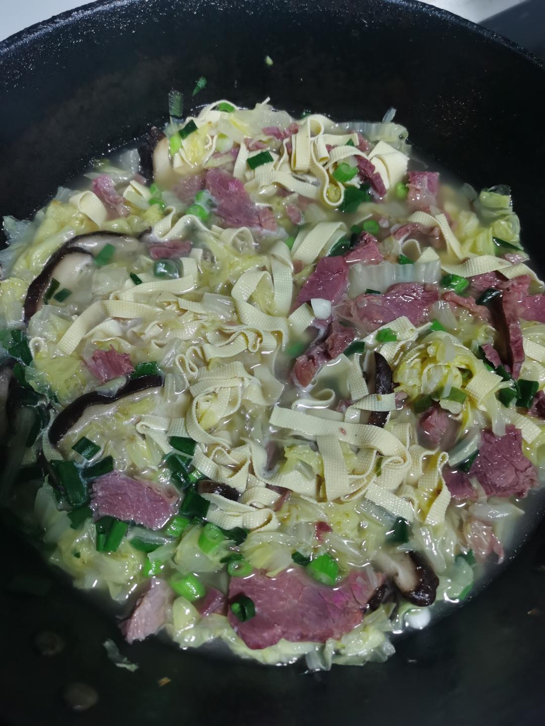 娃娃菜豆腐丝牛肉汤+紫米馒头