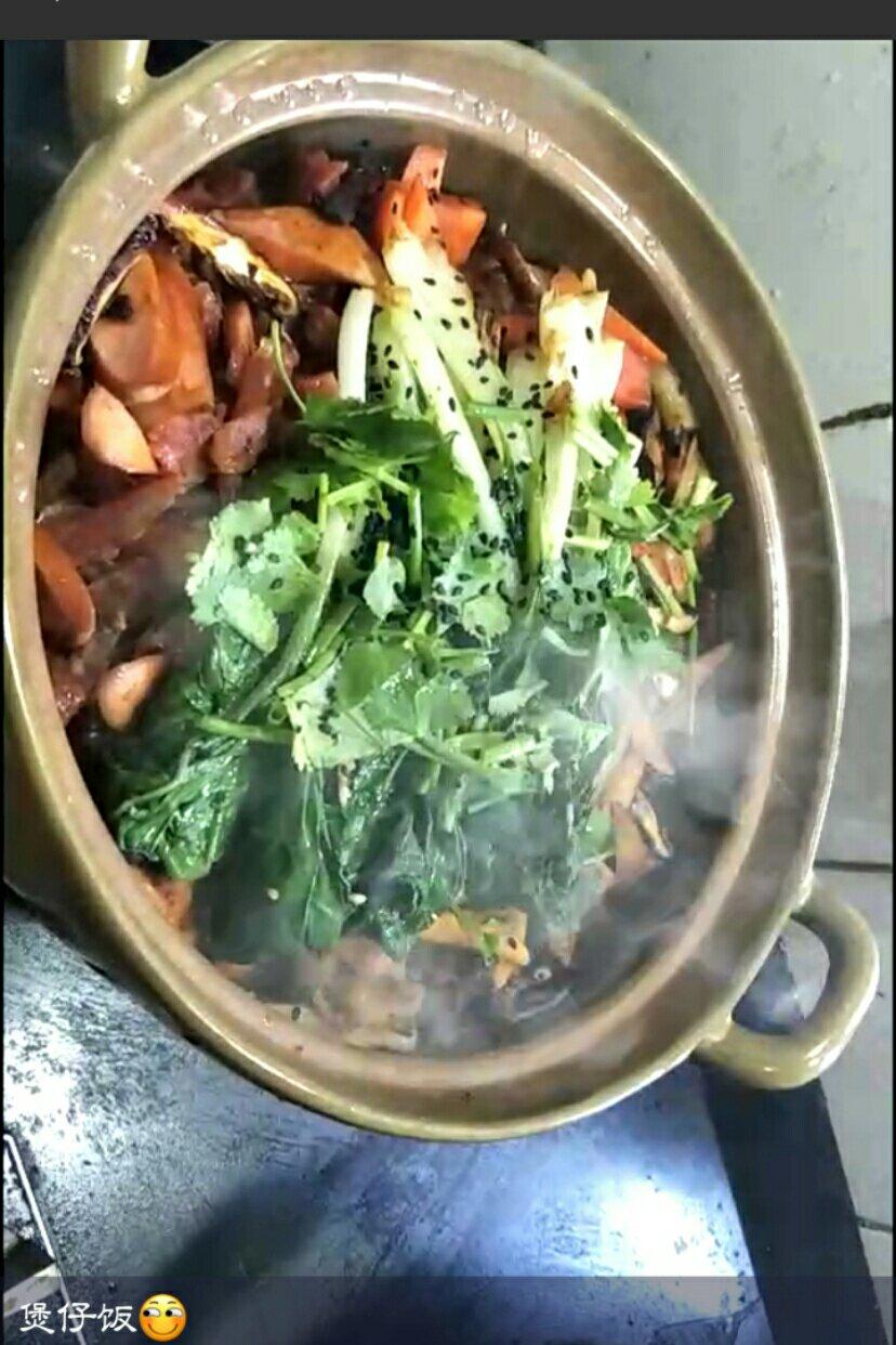 广式腊味煲仔饭