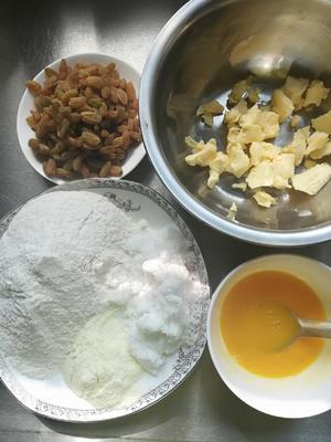 超简单的葡萄干奶酥的做法 步骤1