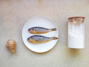 香煎黄花鱼的做法 步骤1
