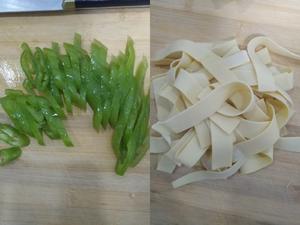 豆豆丶奶油的尖椒炒豆皮的做法 步骤1