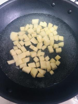 炕土豆炒肉末的做法 步骤3