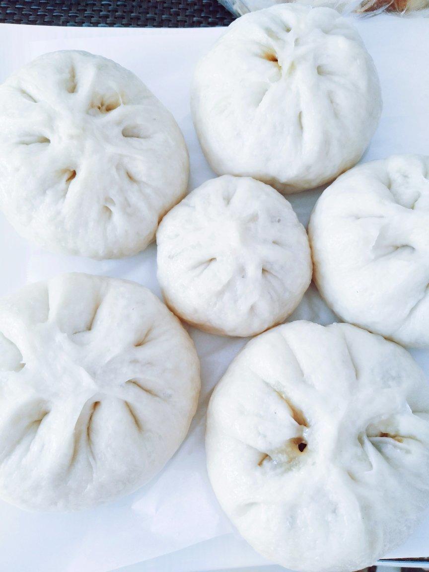 酸甜又可口做的酸菜油梭子包子