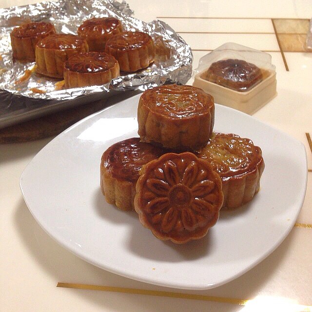 广式蛋黄莲蓉月饼