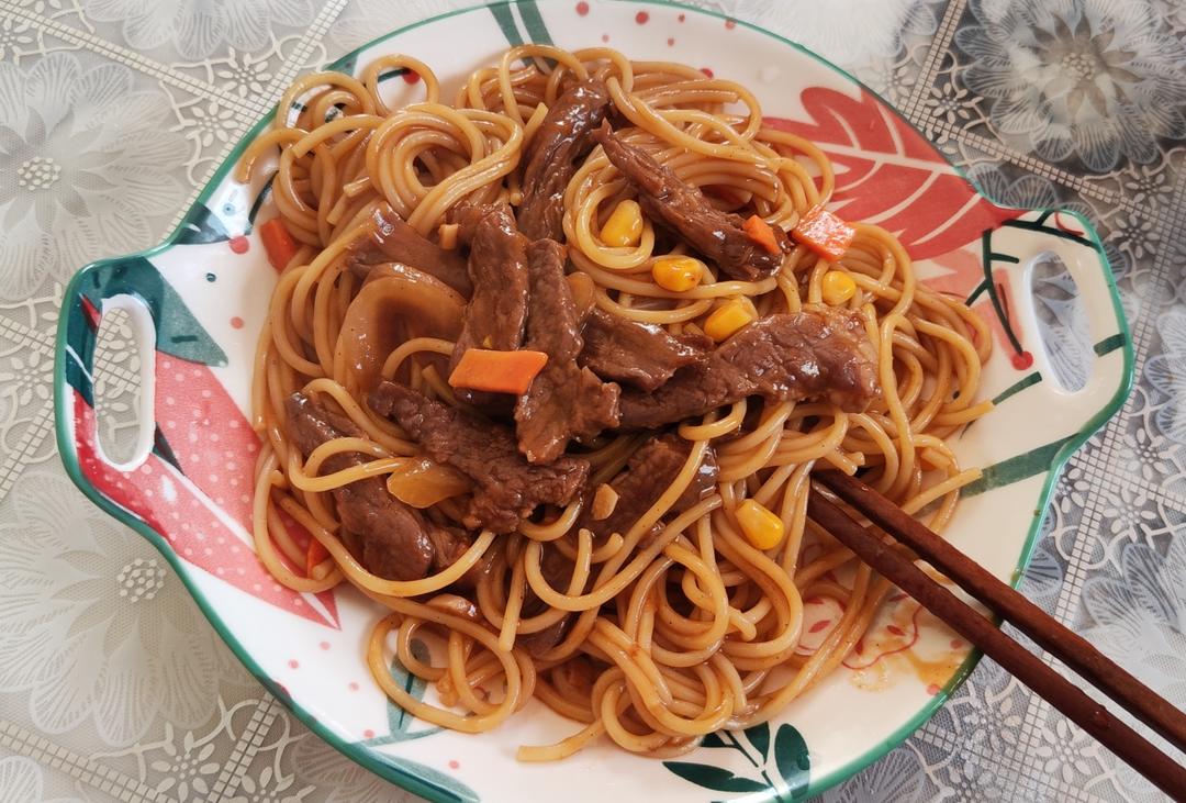 西餐厅的黑椒牛柳意面（附秘制黑椒汁做法）