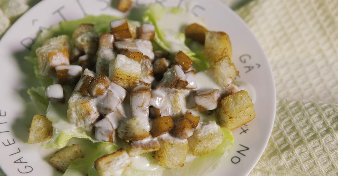 红糖肉桂苹果沙拉 | 爸爸厨房 VOL . 81--苹果、欧包、柠檬、生菜、橄榄油、黄油、酸奶、肉桂粉的做法