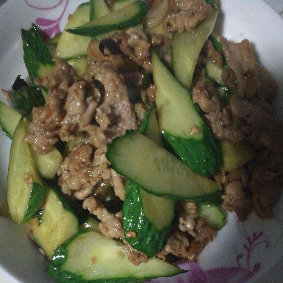黄瓜炒肉片