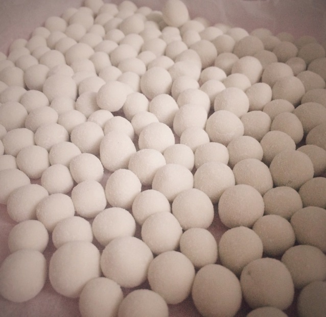 如何快速搓小汤圆且汤圆堆放在一起相互之间不粘连？