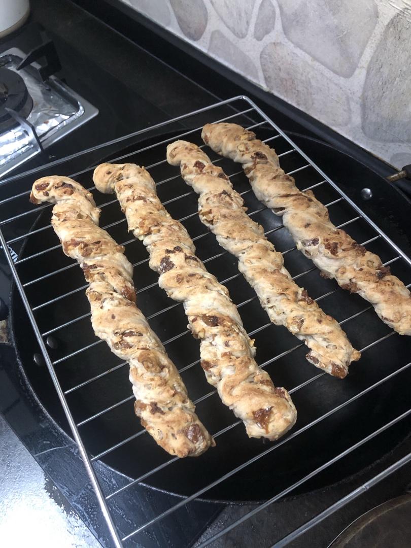 红酒葡萄干面包棒