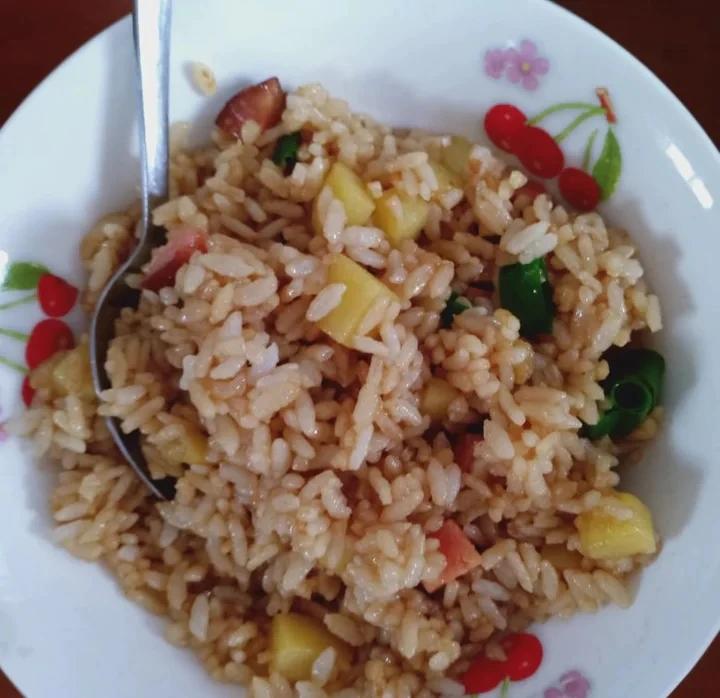 邻居抢着来我家吃土豆香肠炒饭，原来这么香！