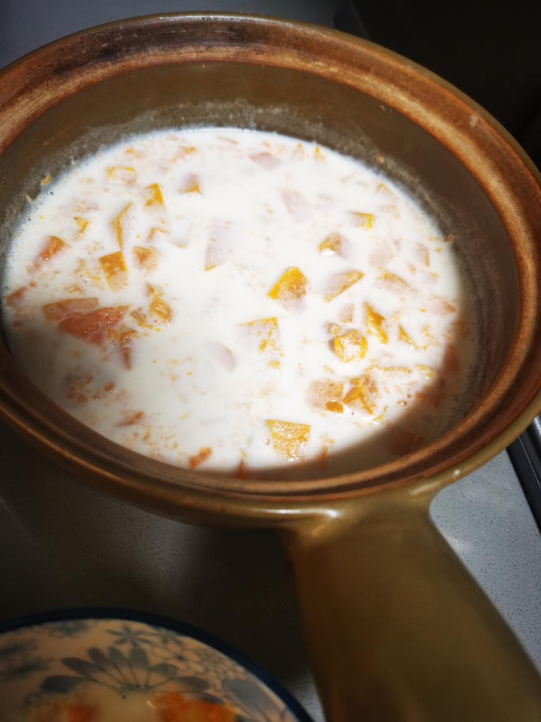 果香浓郁的木瓜炖奶